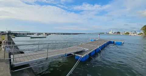 Dermaga apung dengan ponton biru memanjang ke laut di Kabupaten Kepulauan Selayar