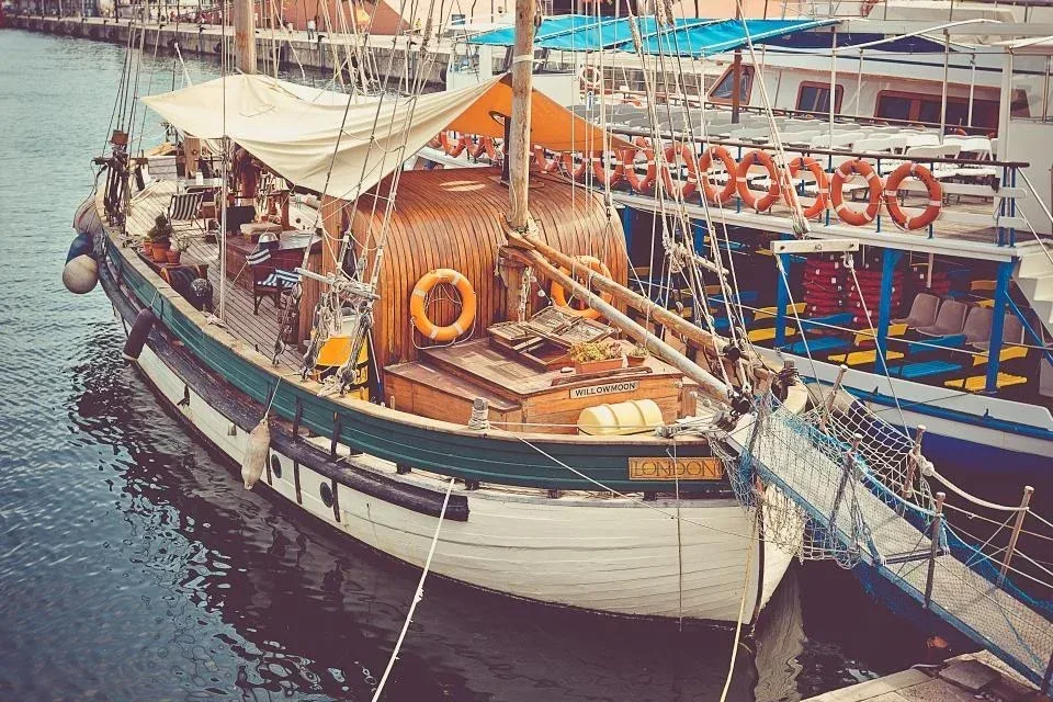 Perahu kayu bersandar di dermaga pelabuhan, gambaran kebutuhan sandar pada dermaga marina