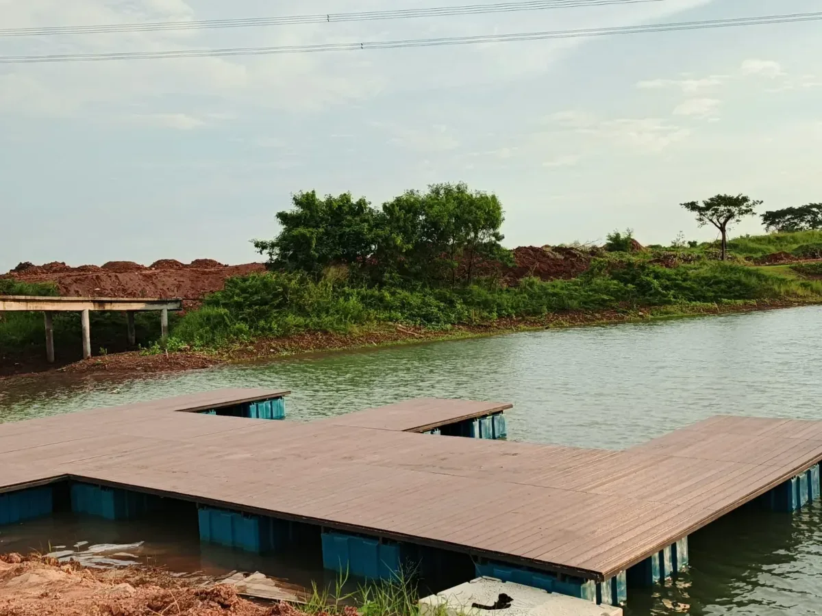 Dermaga apung berbentuk L dengan decking cokelat di atas ponton, proyek di Serpong, Banten