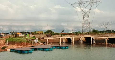 Dermaga apung berdecking di danau dekat jembatan gorong-gorong tampak dari kejauhan